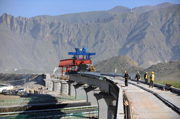 A construction site of the Lhasa-Xigaze Railway in Lhasa, Southwest China&apos;s Tibet autonomous region, Sep 1, 2011.