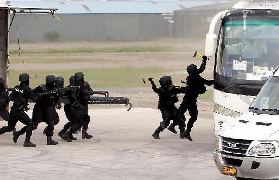 Special policemen surround a bus kidnapped by terrorists during an anti-terror drill in Shanghai, Sept 14, 2011. [Photo/Xinhua]