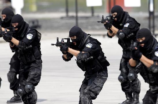 Special policemen practice shooting during an anti-terror drill in Shanghai, Sept 14, 2011. [Photo/Xinhua]